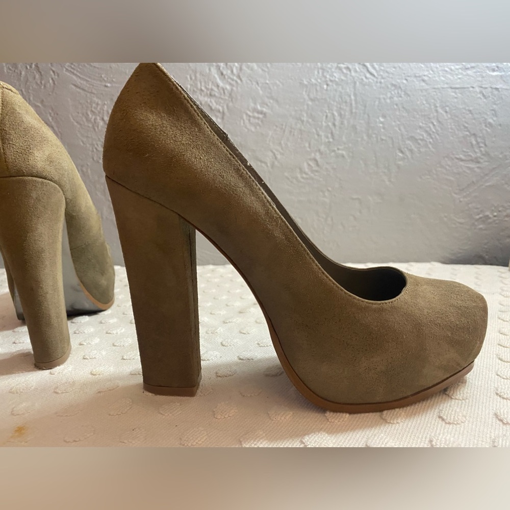 STEVE MADDEN Serrina Taupe Suede Pump